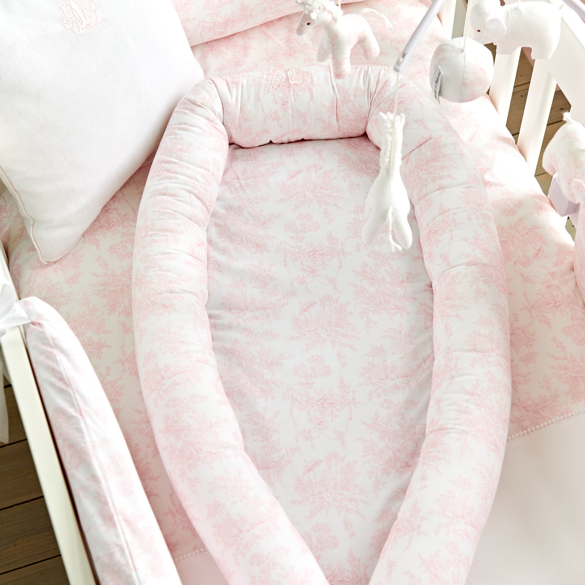 Theophile & Patachou Baby Nest Cot Reducer - Sweet Pink